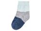 Een blauwe, grijze en lichtblauwe sok.