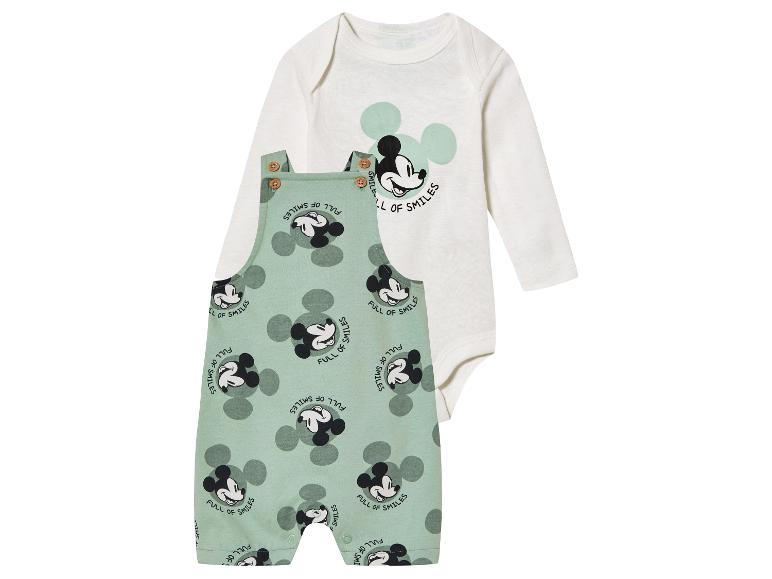 Een babypakje en romper met Mickey Mouse print.