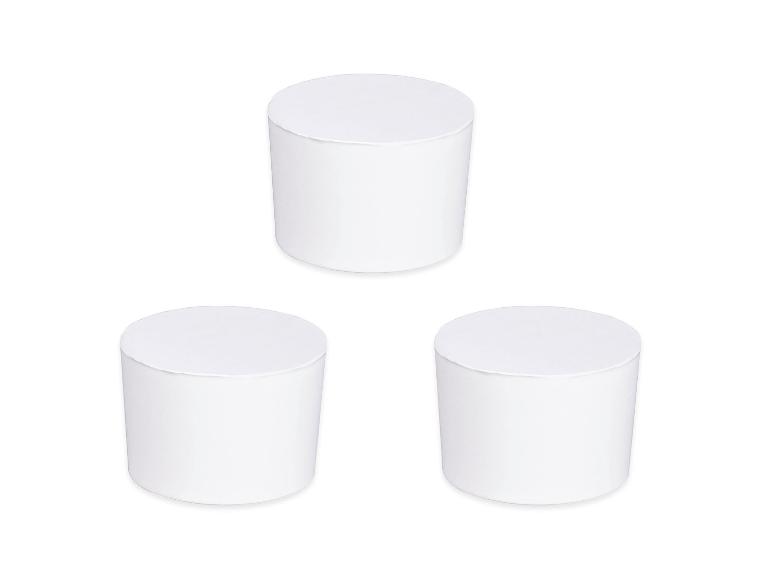 Drie witte cilindrische containers op een witte achtergrond.