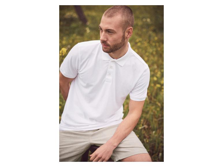 Wit poloshirt en beige shorts voor heren, casual stijl.