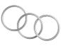Drie onderling verbonden zilveren metalen ringen op een witte achtergrond.