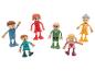 Zes houten en plastic speelgoedfiguren, die een familie voorstellen, op een witte achtergrond.
