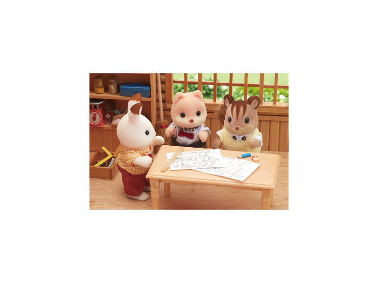 Drie speelgoed dierenfiguren tekenen plannen op een houten tafel.