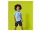 Jongen in lichtblauw T-shirt met bootprint en donkerblauwe korte broek.