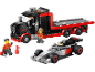 Speelgoedvrachtwagen en raceauto met twee minifiguren, één houdt een moersleutel vast.