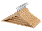 Een stapel lichte houten kleerhangers met metalen haken, diagonaal gerangschikt.