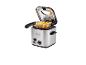 Roestvrijstalen tafelmodel friteuse met friet en open deksel.