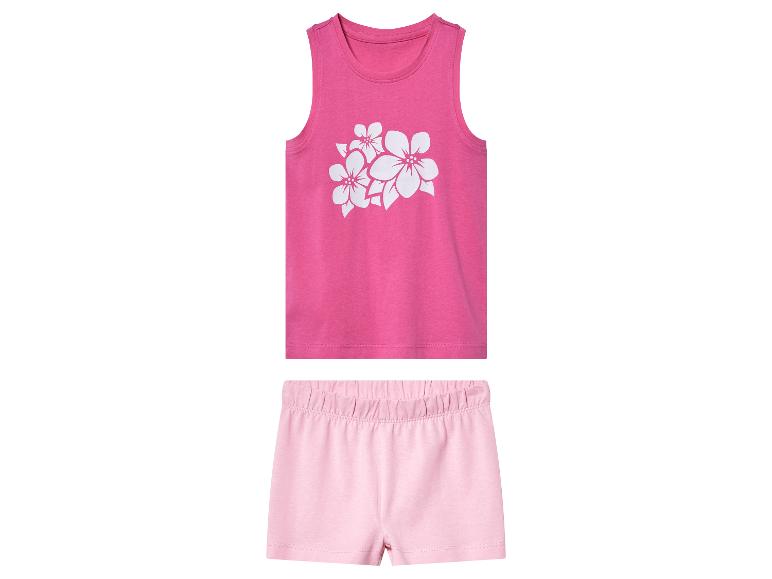 Meisjesset: roze topje met witte bloemenprint en lichtroze shorts.