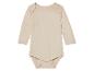 Beige baby romper met lange mouwen.