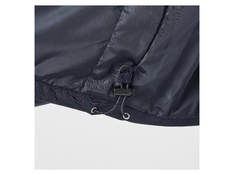 Detail van een marineblauwe jas met verstelbaar trekkoord aan de zoom.