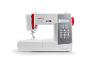 Witte en rode naaimachine met digitaal display en knoppen.