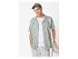Man in gestreept overhemd, wit T-shirt, grijze korte broek en pet.