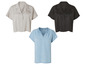 Drie blouses met korte mouwen: een beige, een zwarte en een blauwe denim blouse.