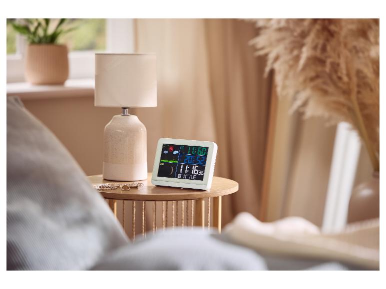TRONIC® radiografisch weerstation met kleurenscherm op een nachtkastje.