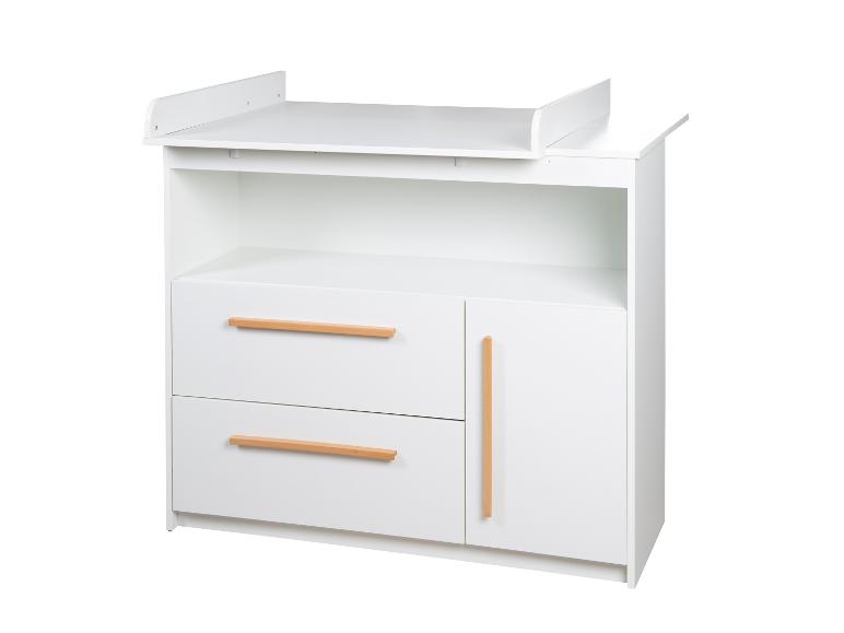 Witte commode met twee lades en een kastje, voorzien van lichte houten handgrepen.
