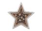 Witte decoratieve ster met een houten uitsparing van kleinere sterren