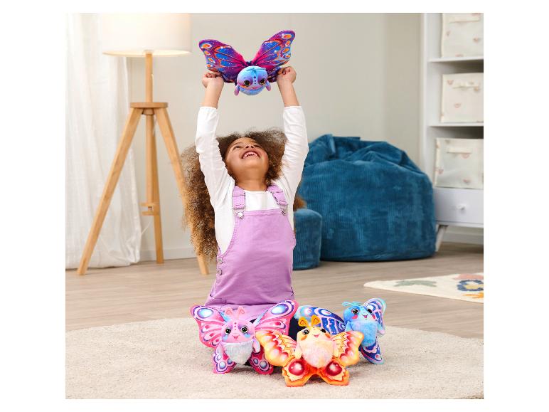 Een kind speelt met knuffels van vlinders.
