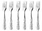 Zes glimmende zilveren vorken op een rij op een witte achtergrond.