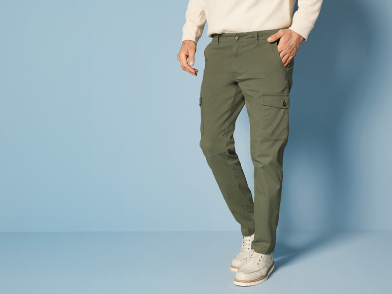 Groene cargo broek met witte sneakers.