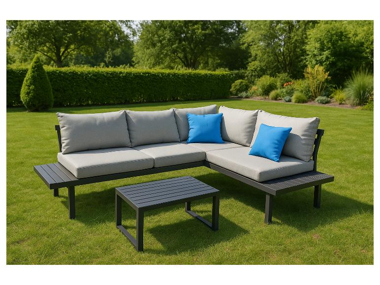 Grijze loungeset met blauwe kussens en salontafel op gras.