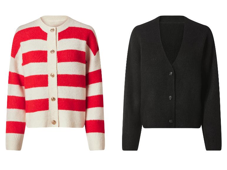 Twee gebreide vesten: één rood-wit gestreept met gouden knopen, en één zwart met zwarte knopen.