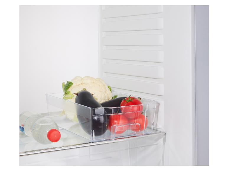 Groenten (aubergines, bloemkool, tomaten) in een koelkastbakje.