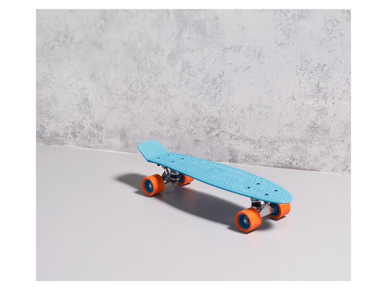 Lichtblauw skateboard met oranje wielen.