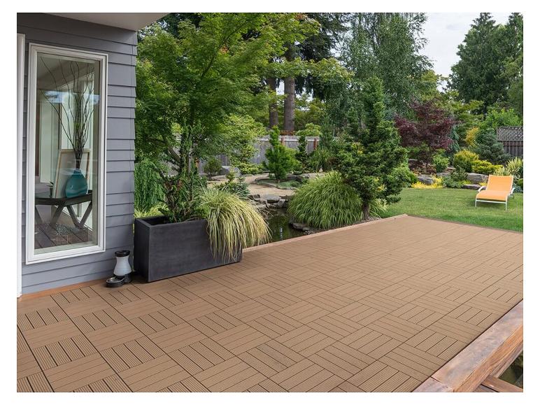 Buitenterras met houten tegels, groene tuin en een kleine vijver.