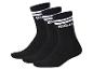 Drie paar zwarte Wilson sokken met witte strepen.