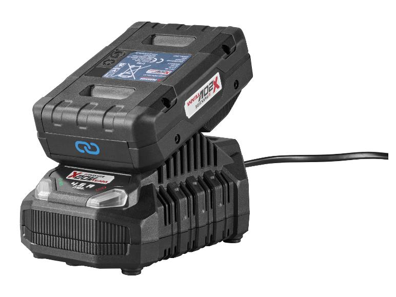 Een zwarte accupack voor elektrisch gereedschap wordt opgeladen op een zwarte oplader met een stroomkabel.