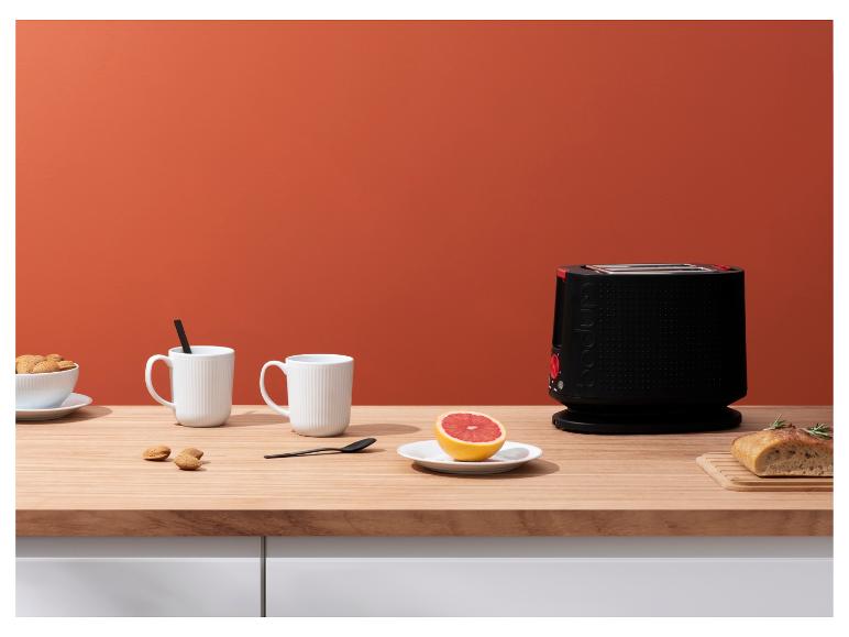 Aanrecht met broodrooster, mokken, grapefruit en amandelen.