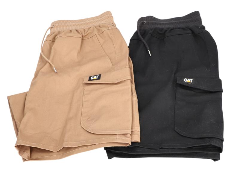 Twee cargoshorts, één beige en één zwart, met elastische tailleband en trekkoord.