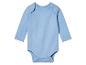 Een lichtblauwe baby romper met lange mouwen.
