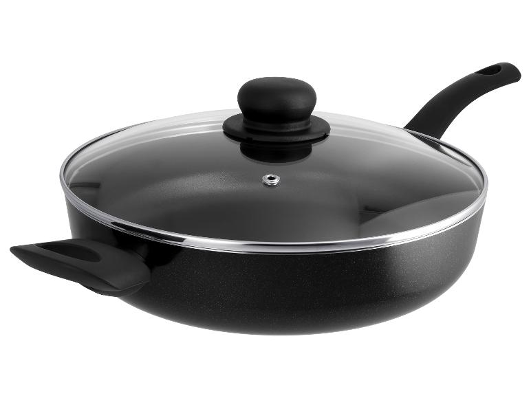 Zwarte antiaanbak wokpan met glazen deksel en twee handvatten op een witte achtergrond.