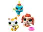 Drie Littlest Pet Shop figuren: een blauwe vogel, een bruine hond en een witte kat met een voerbak.