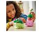 Kind speelt met de LEGO BOTANICALS Schaukelnde Pflanzen set.