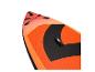Oranje en zwart SUP-board met elastische koorden aan de voorkant.