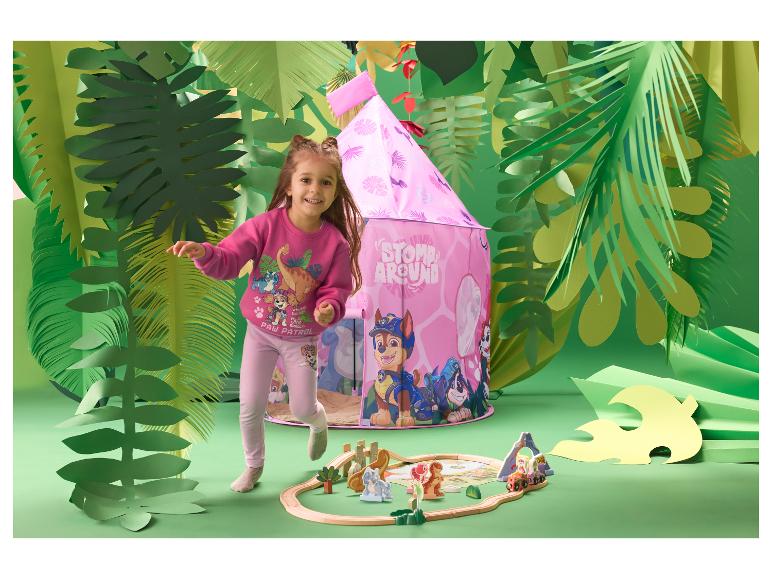 Meisje in roze LUPILU®-legging speelt in een kinderkamer met junglethema.