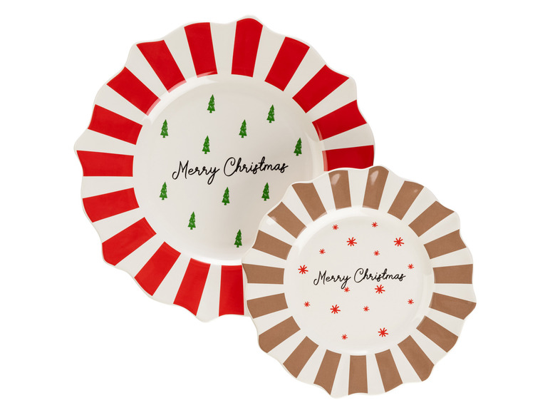 Twee kerstserviezen met rode en bruine strepen.