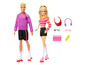 Barbie en Ken poppen met rolstoeltjes, inclusief accessoires zoals een radio, zonnebril en een bidon.