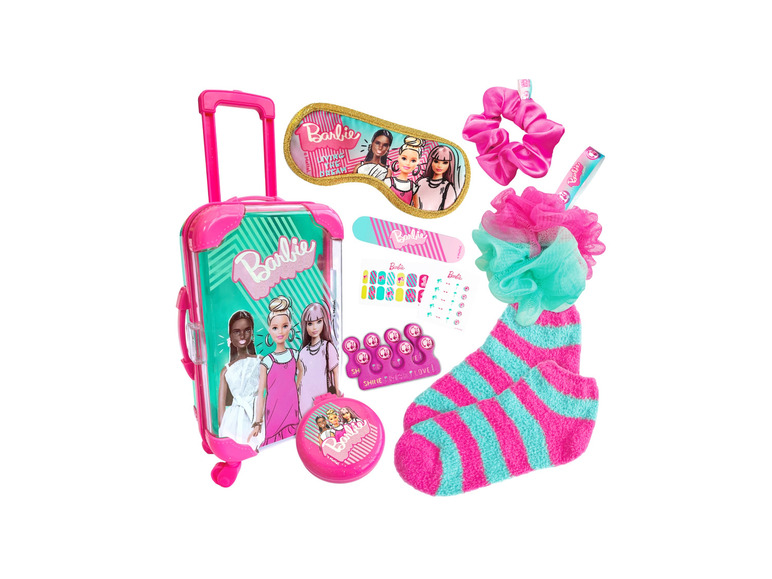 Een roze Barbie koffer met accessoires, waaronder sokken, een slaapmasker en een haarband.