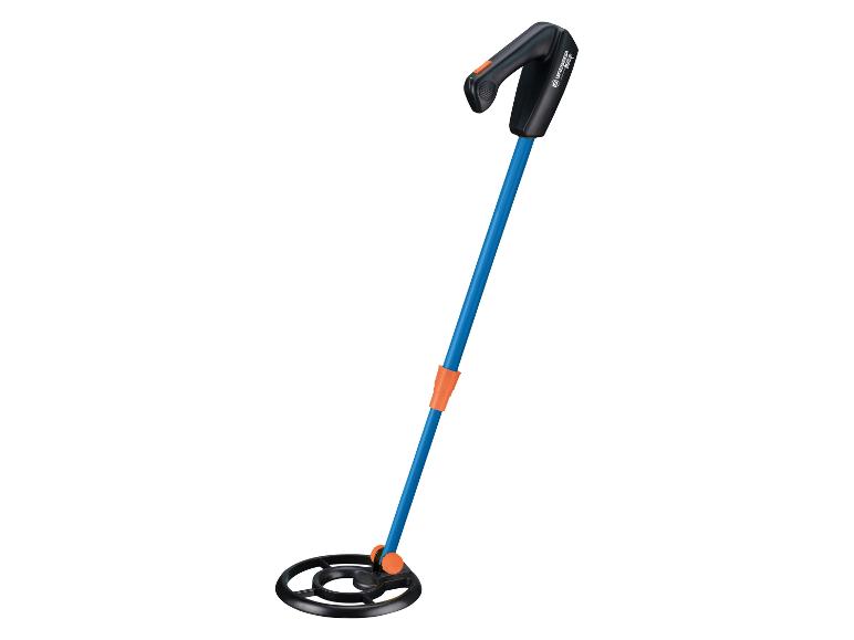 Speelgoedmetaaldetector met een zwart handvat, blauwe steel en zwarte zoekspoel.