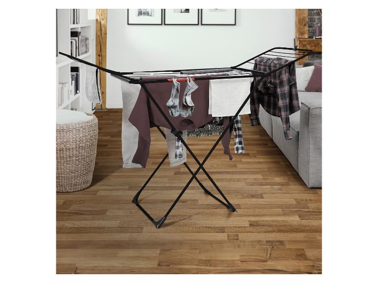 Droogrek met kleding in een woonkamer.