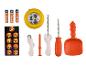 Pompoensnijset met batterijen, zaklamp, gereedschap en Halloween-sjablonen.