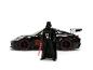 Darth Vader-beeldje met een rood lichtzwaard voor een zwarte sportwagen met rode accenten.