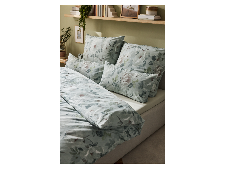 Bloemen beddengoed op een bed.