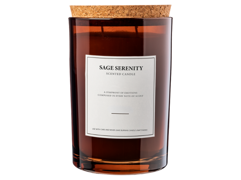 Bruine glazen geurkaars met een kurken deksel, gelabeld 'Sage Serenity'.