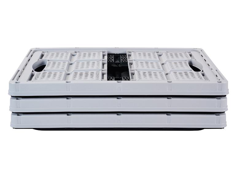 Gestapelde grijze opvouwbare opbergkratten op een witte achtergrond.