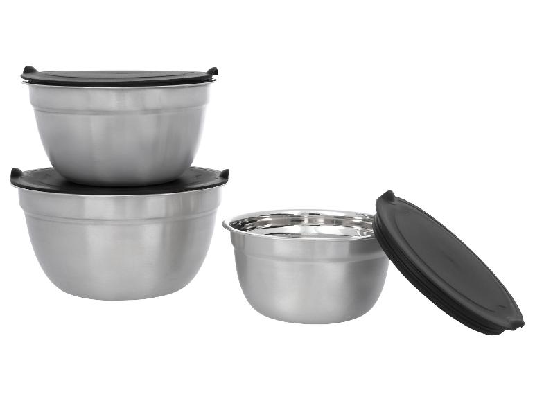 Roestvrijstalen mengkommen set met zwarte deksels, op een witte achtergrond