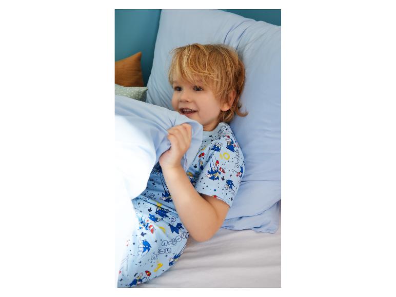 Sonic kinderpyjama, blauwe lakens en kussen.